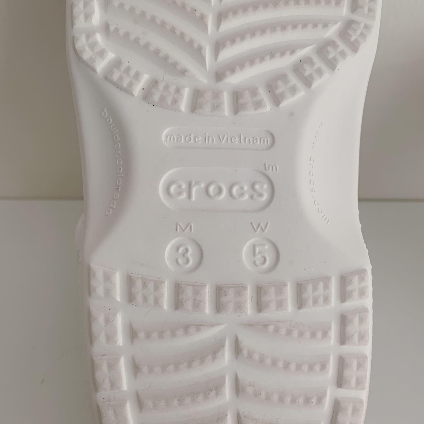 Crocs, Classic Clogs|Sabots classiques, White|Blanc,  Size M3/W5|Grandeur H3/F5